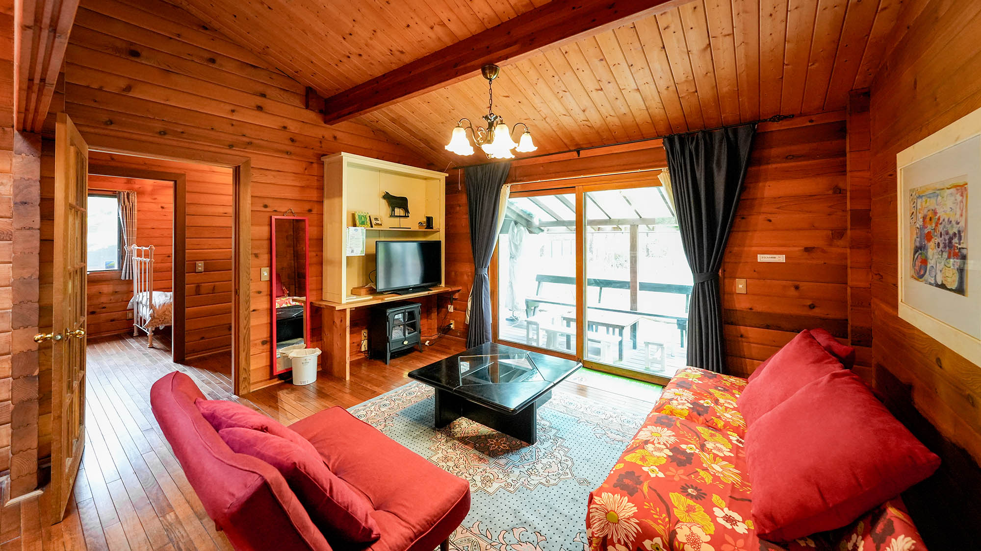 ・【アン】解放感のあるリビング。テラスの眺めと大型液晶テレビを観ながらゆったりと過ごせます