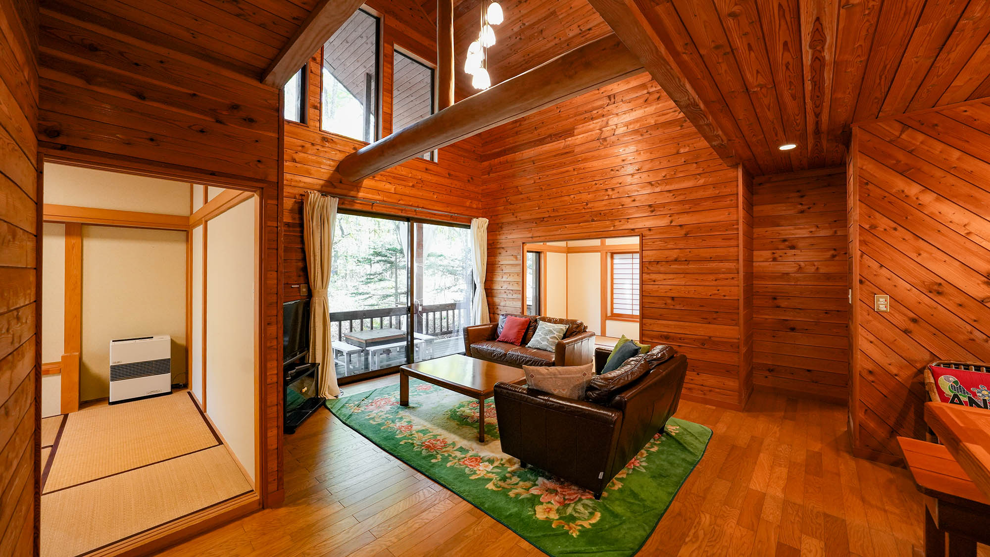 ・【アリエッティ】16.75帖の広々リビング。ソファに座ってワイワイお話やテレビもご堪能いただけます