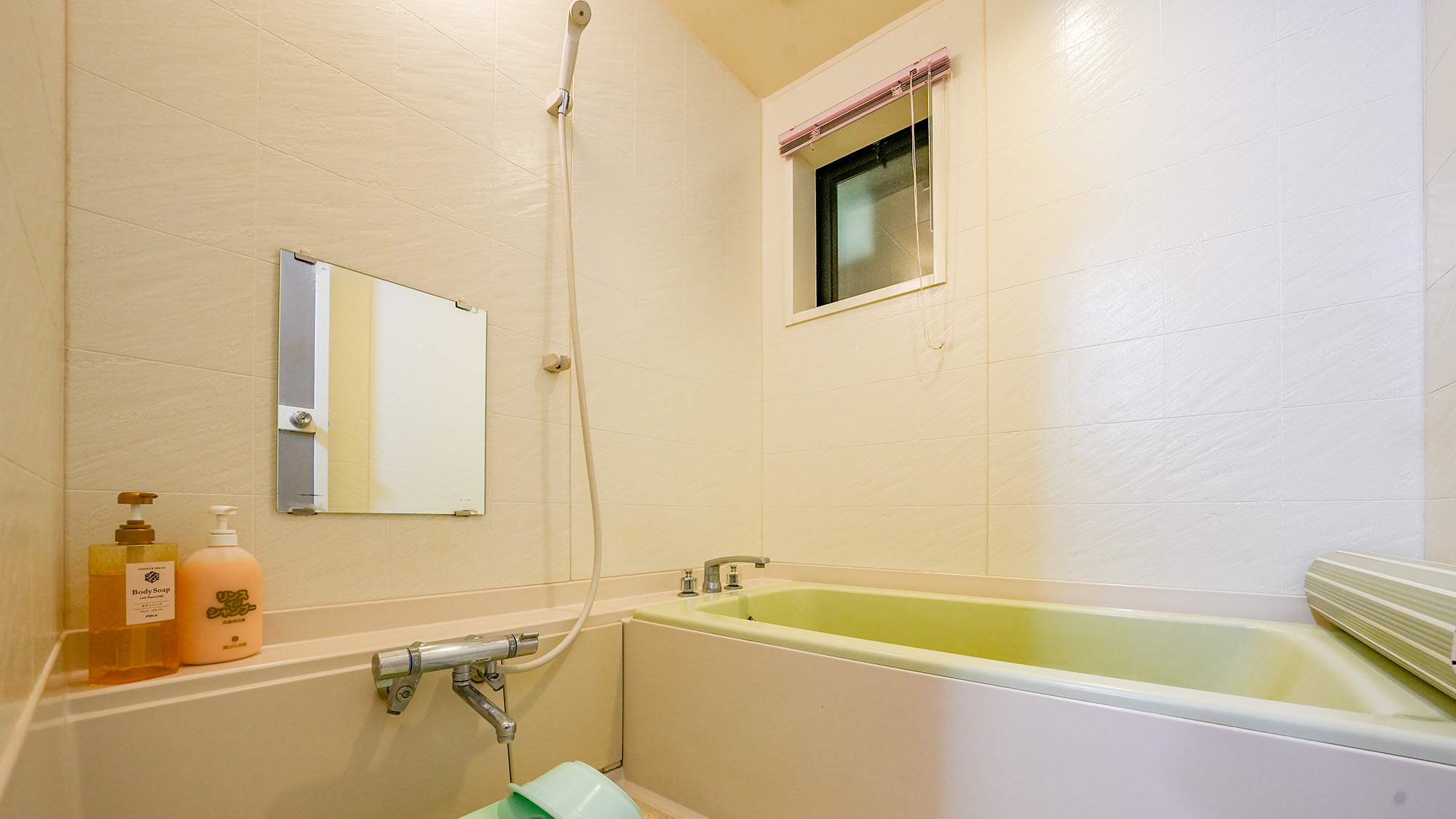 ・【しおん星】白を基調としたデザインのバスルーム。リンスインシャンプーとボディソープが置いてあります