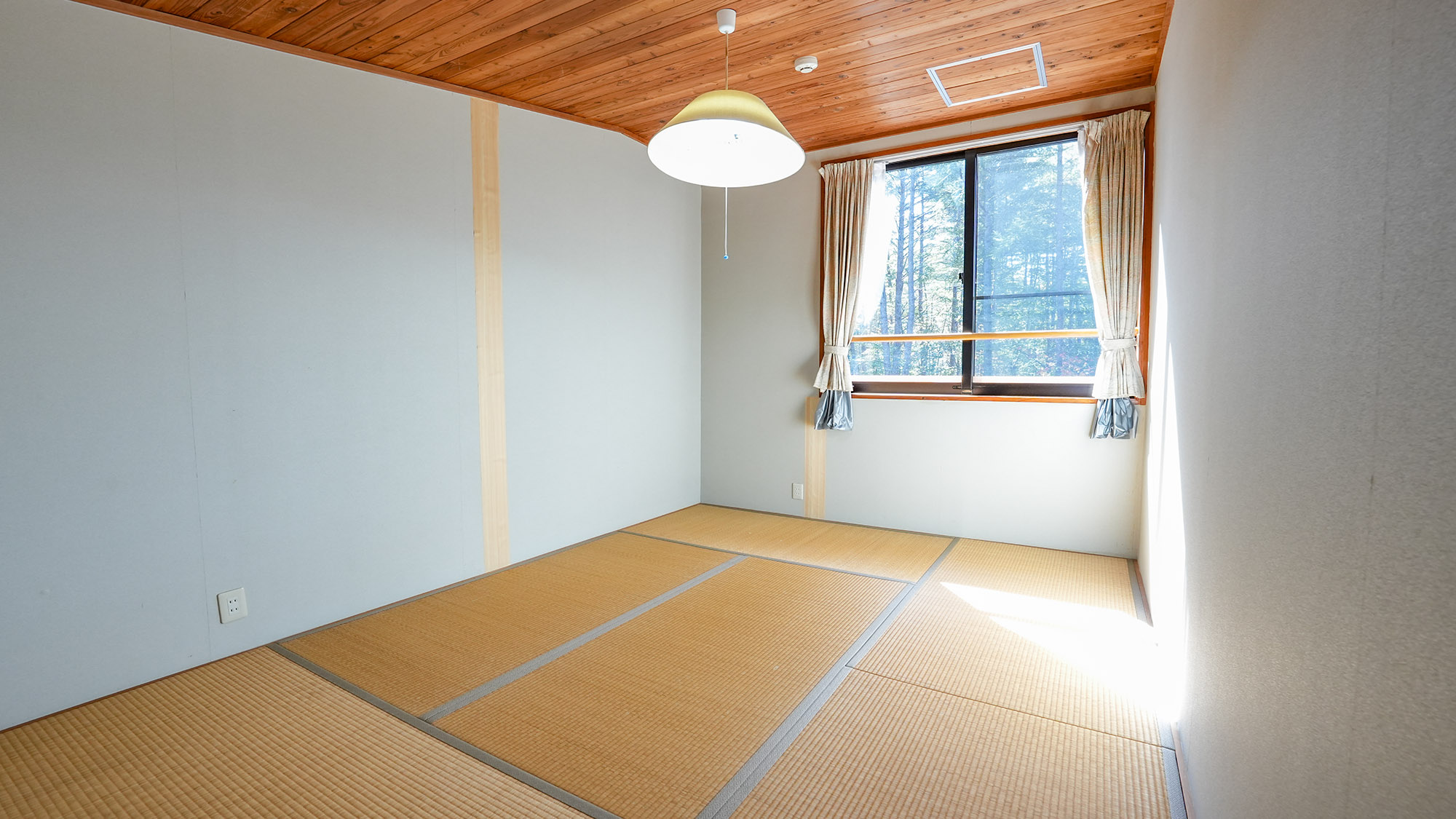 ・【しおん星】2階7.5帖の自然光が差し込む明るい和室です。3名様までお休みいただけます