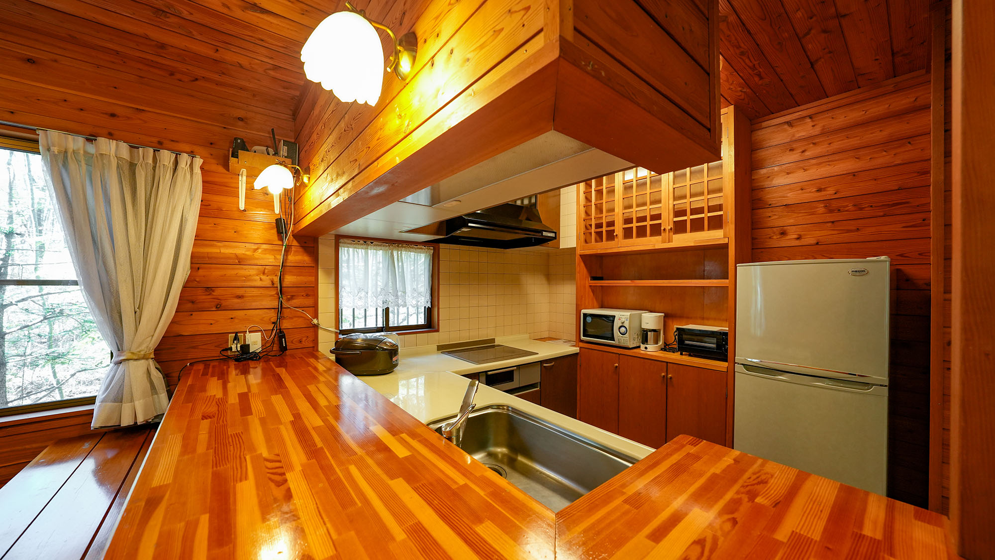 ・【アリエッティ】木のぬくもりを感じられる自慢のキッチン。可愛らしい照明が優しく照らしてくれます