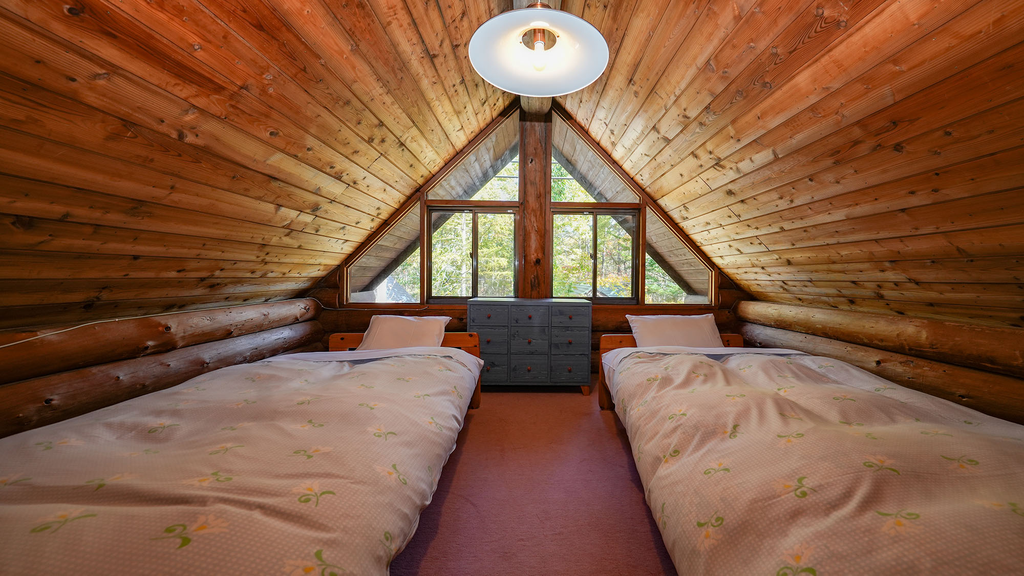 ・【カンパニュラ】独特な三角ガラス張りの中に窓がはめ込まれているのが特徴の寝室です