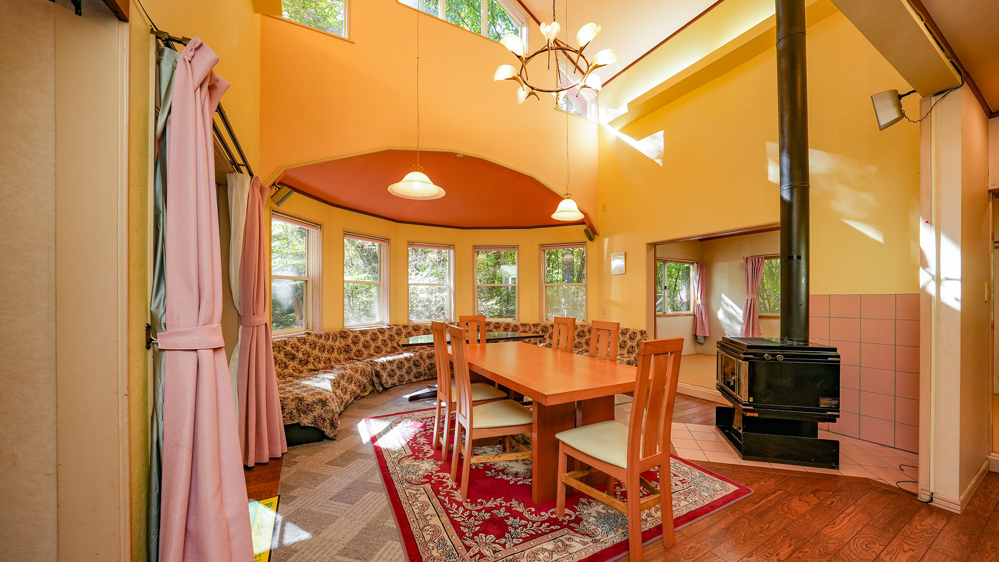 ・【エクセル】たくさんの窓からあたたかな陽の光が届くリビング。贅沢な休日をお過ごしください