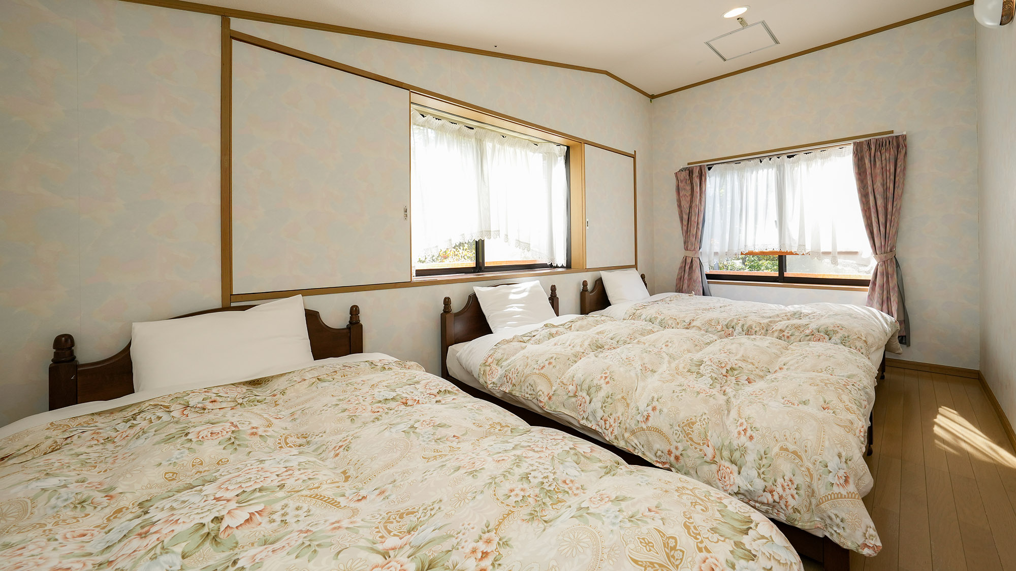 ・【しおん虹】2階のベッドルーム。8名様以上でご利用いただけるお部屋です