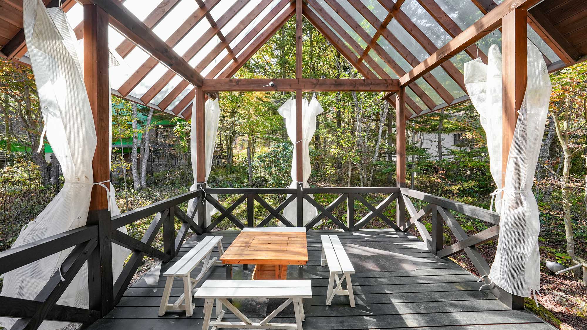 ・【カンパニュラ】雨天決行型のバーベキューテラス。晴れた日は陽の光をクリスタルな屋根が通してくれます