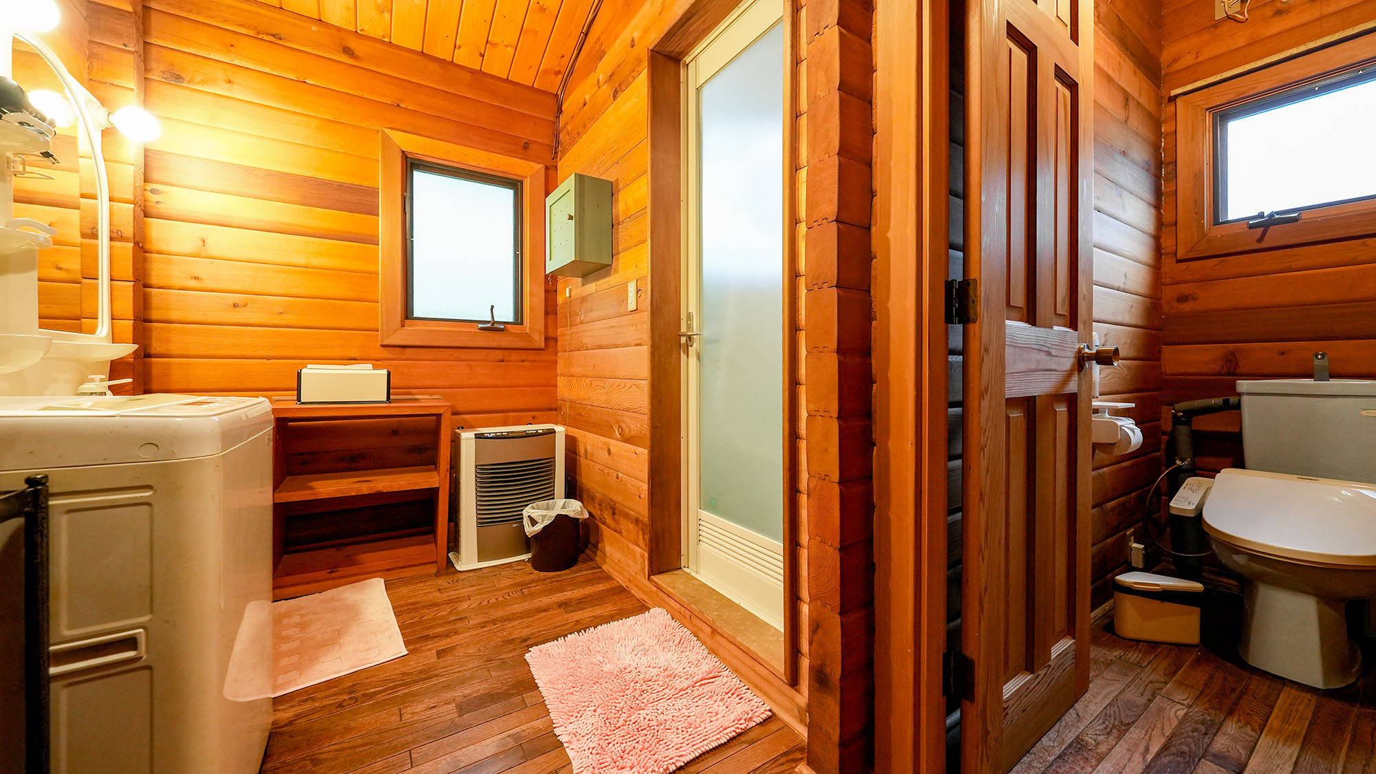 ・【アン】温水洗浄機能付きの個室トイレ。隣にはバスルームがございます