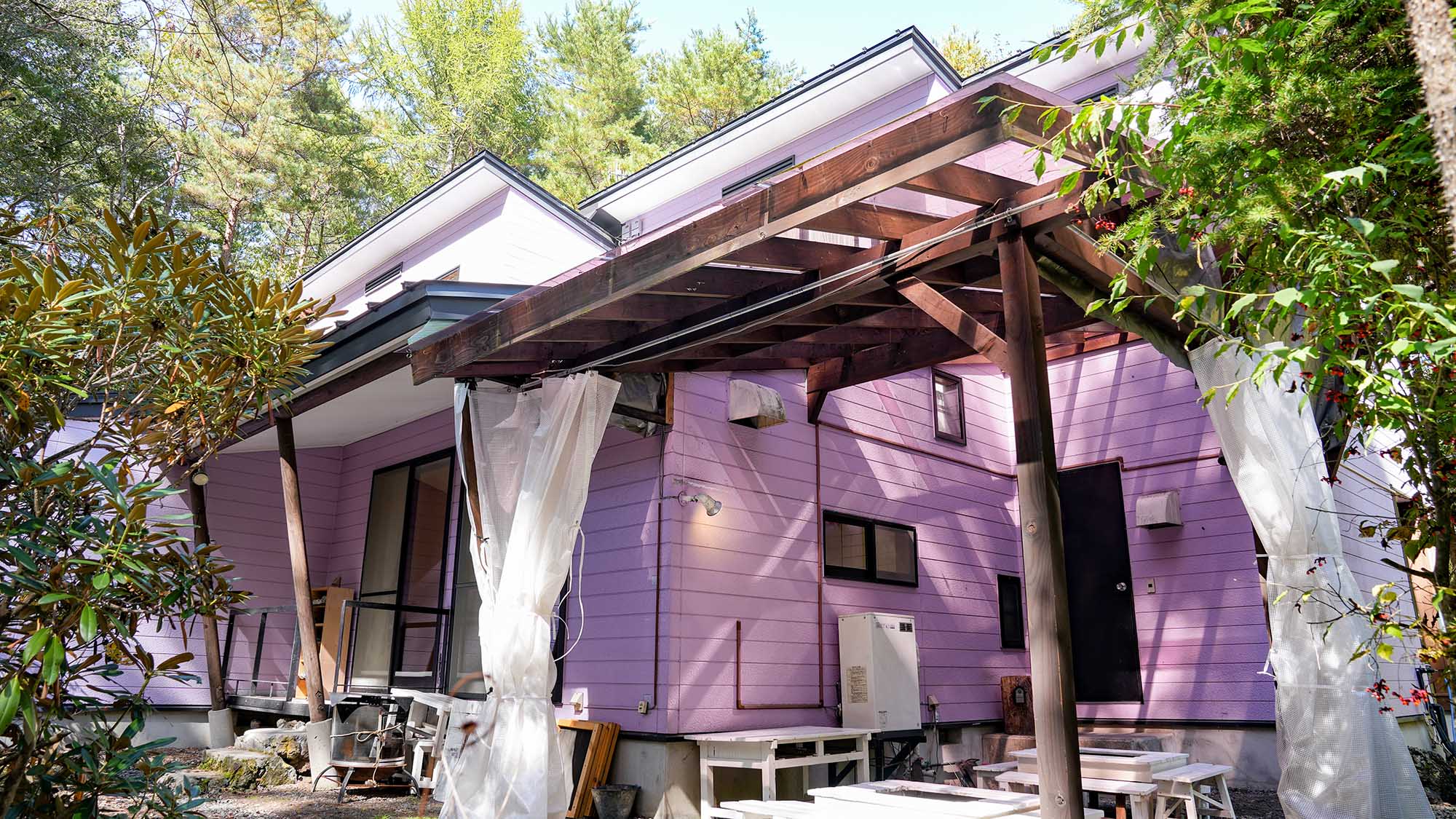 ・【しおん虹】ラベンダーカラーの建物が緑に映えます。林に囲まれて自然の中で過ごすにはピッタリ