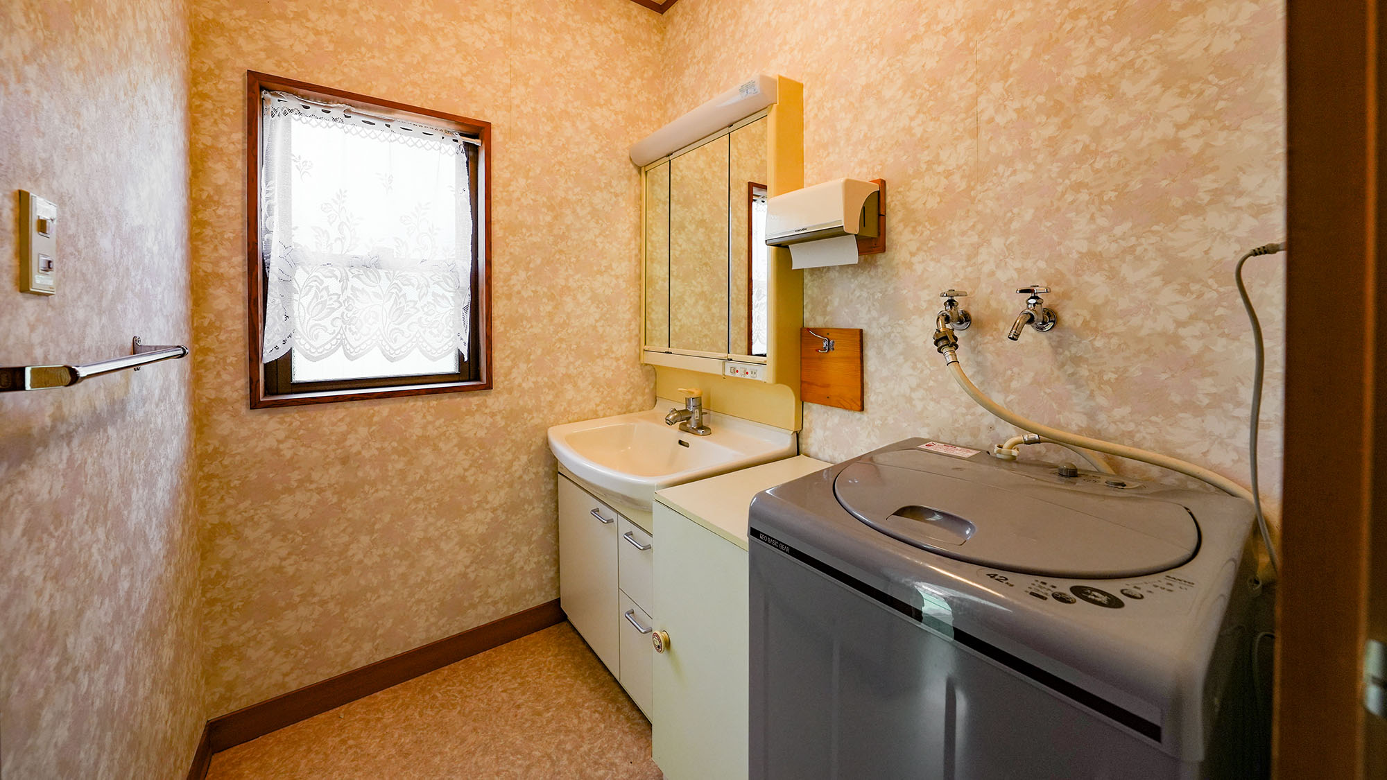 ・【アリエッティ】大きな鏡の洗面台。ドライヤーもこちらにございますのでお風呂上りにご使用ください