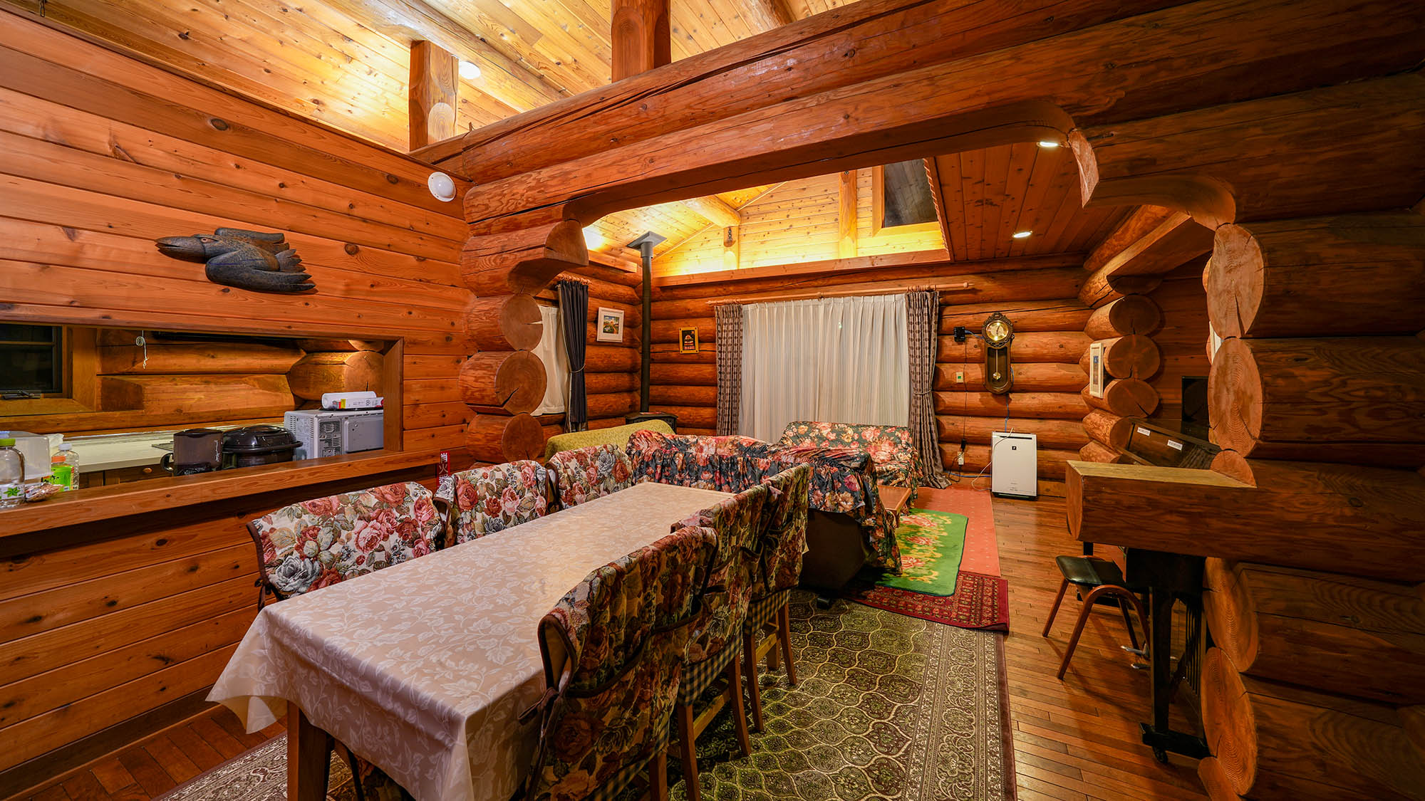 ・【グレース】キッチンの前にあるダイニングテーブル。大人数の食事を用意する際にもご活用ください