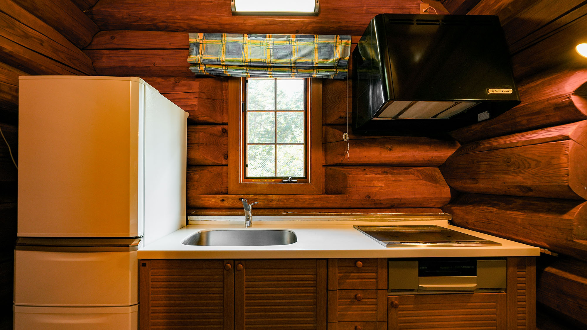 ・【グレース】キッチンにはIHヒーターコンロを完備。下の棚に調理器具類が収納してあります