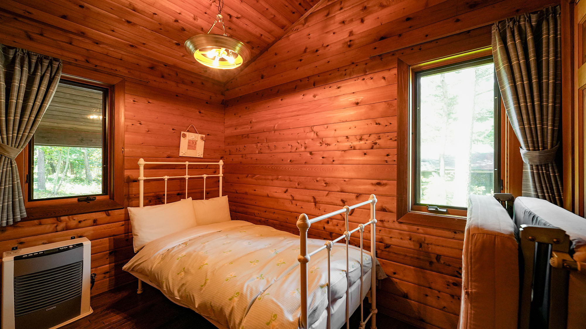 ・【グレース】木の温もりを十分に味わえる寝室。リラックスしてお過ごしください