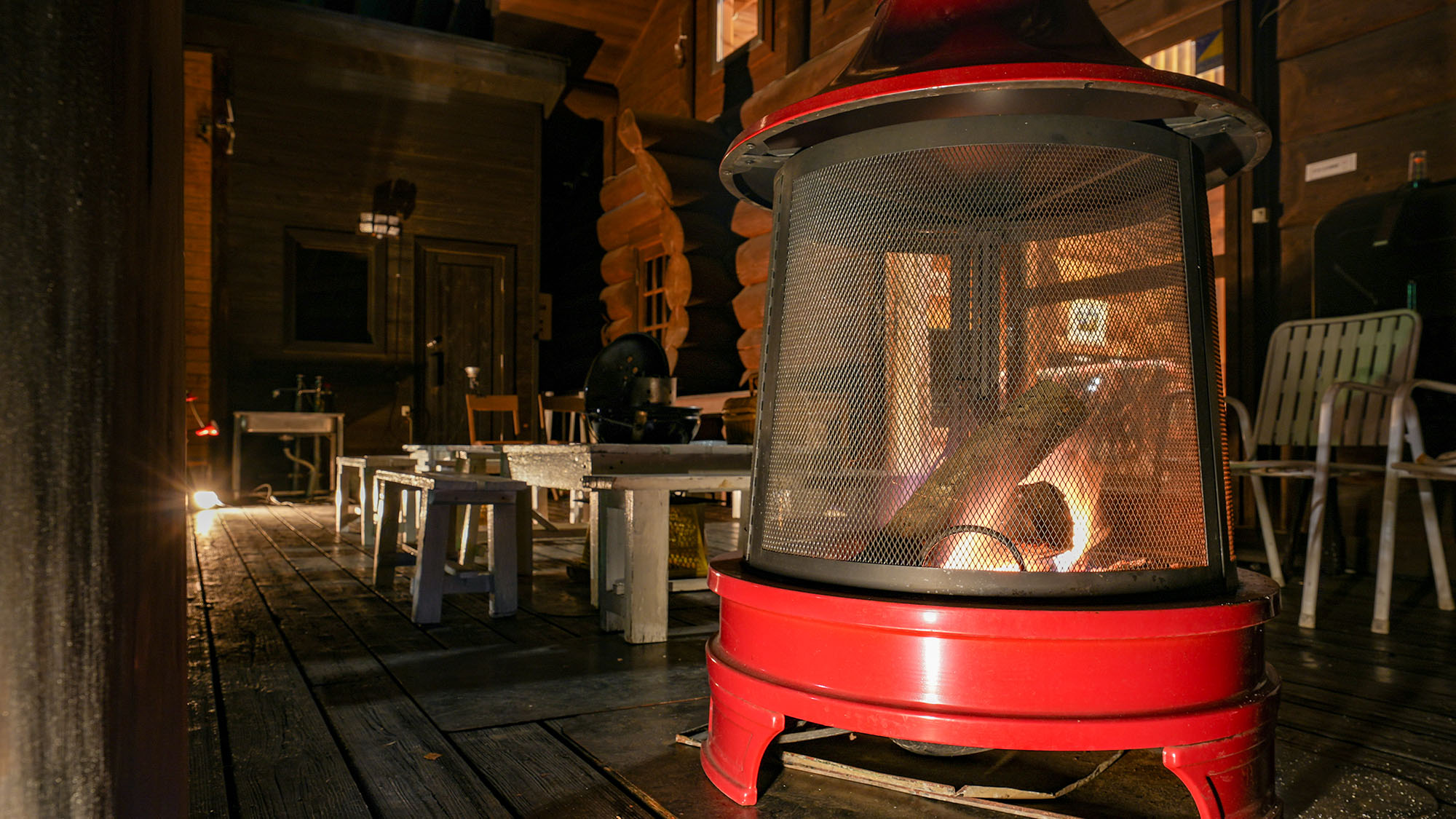 ・【グレース】テラスでも目を惹く薪ストーブ。火の揺らめきを見ているだけで癒されます