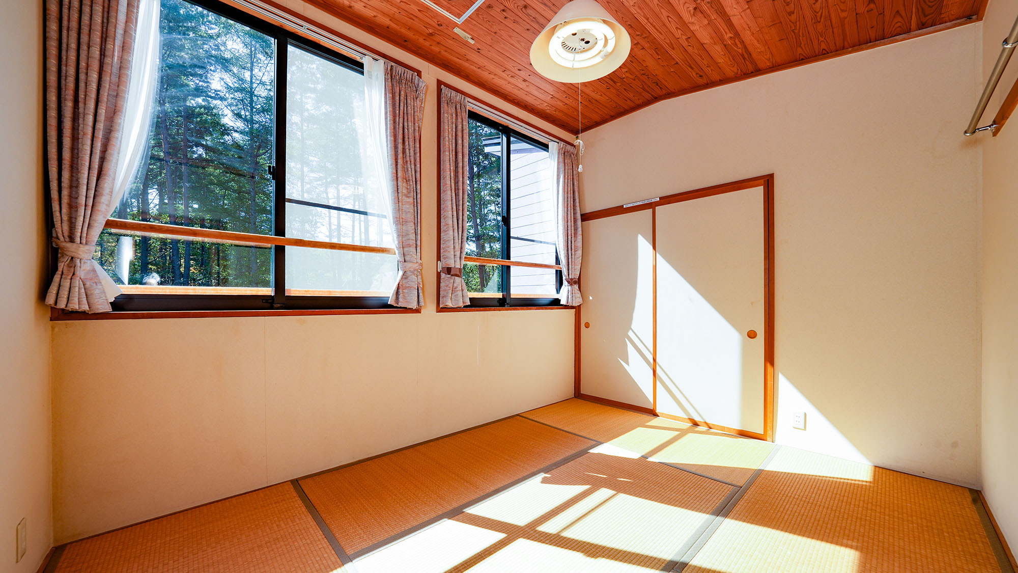 ・【しおん虹】明るい和寝室6畳。カーテンを開ければ朝の日差しで心地いい目覚めができます