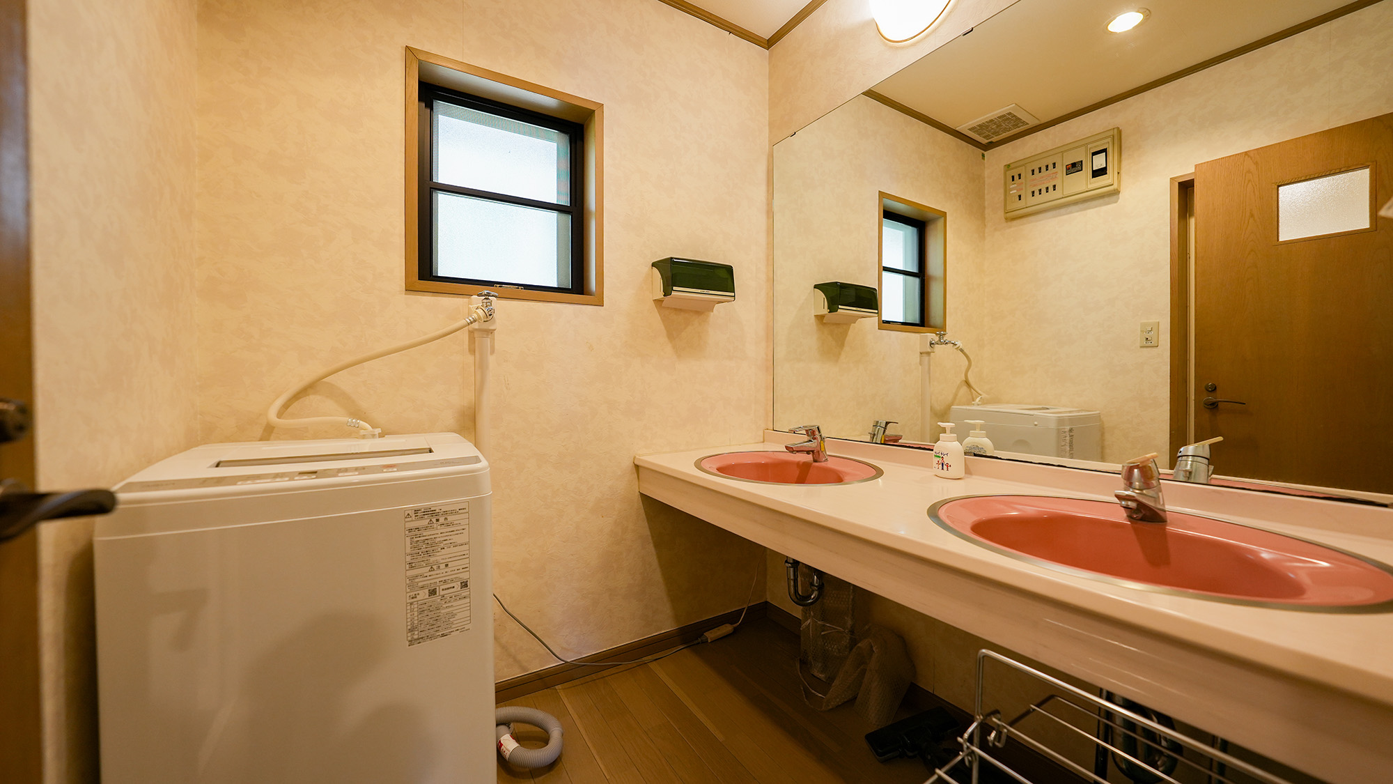 ・【しおん虹】大きな鏡と2つの洗面台。大人数でも快適にお使いいただけます