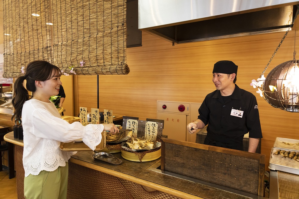 朝食のオープンキッチンの干物