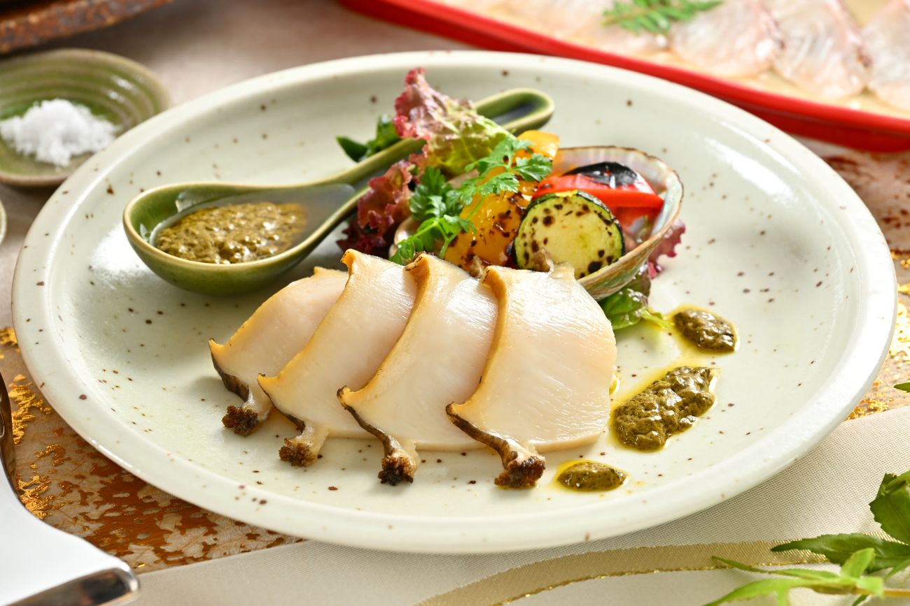 低温蒸しあわびの冷製肝ソース