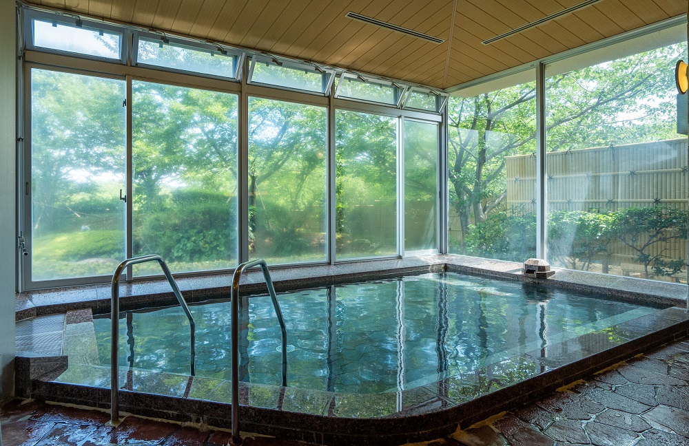 ガラス張りで景色が見渡せる内湯