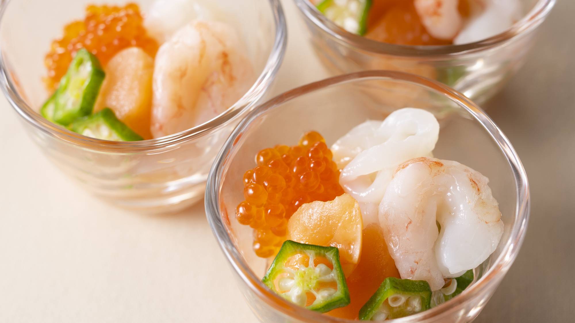 【ご朝食】ミニ海鮮グラス：紅鮭イクラ、サーモン、甘海老、イカソーメンなど彩りもきれいな海鮮素材