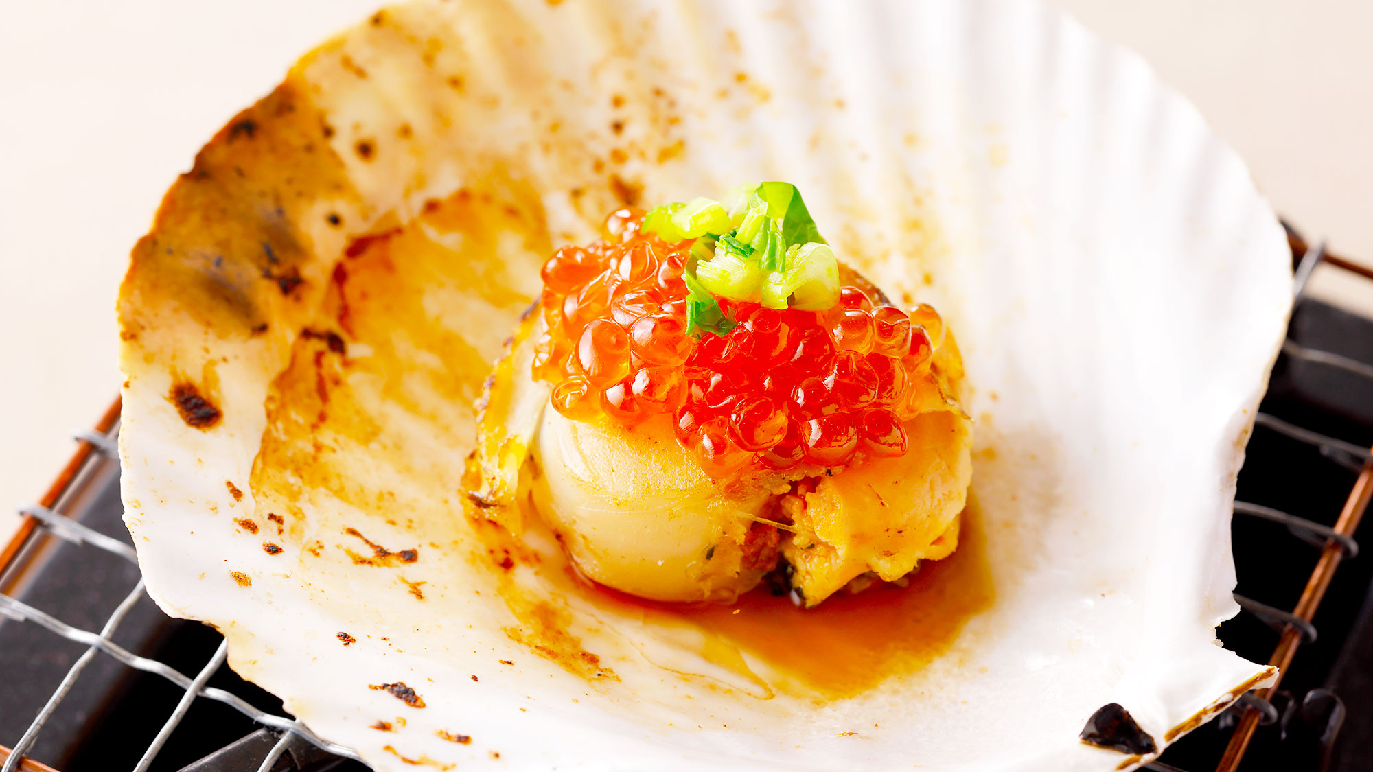 【ご朝食】北海道産ホタテの殻焼き～いくらをのせて～