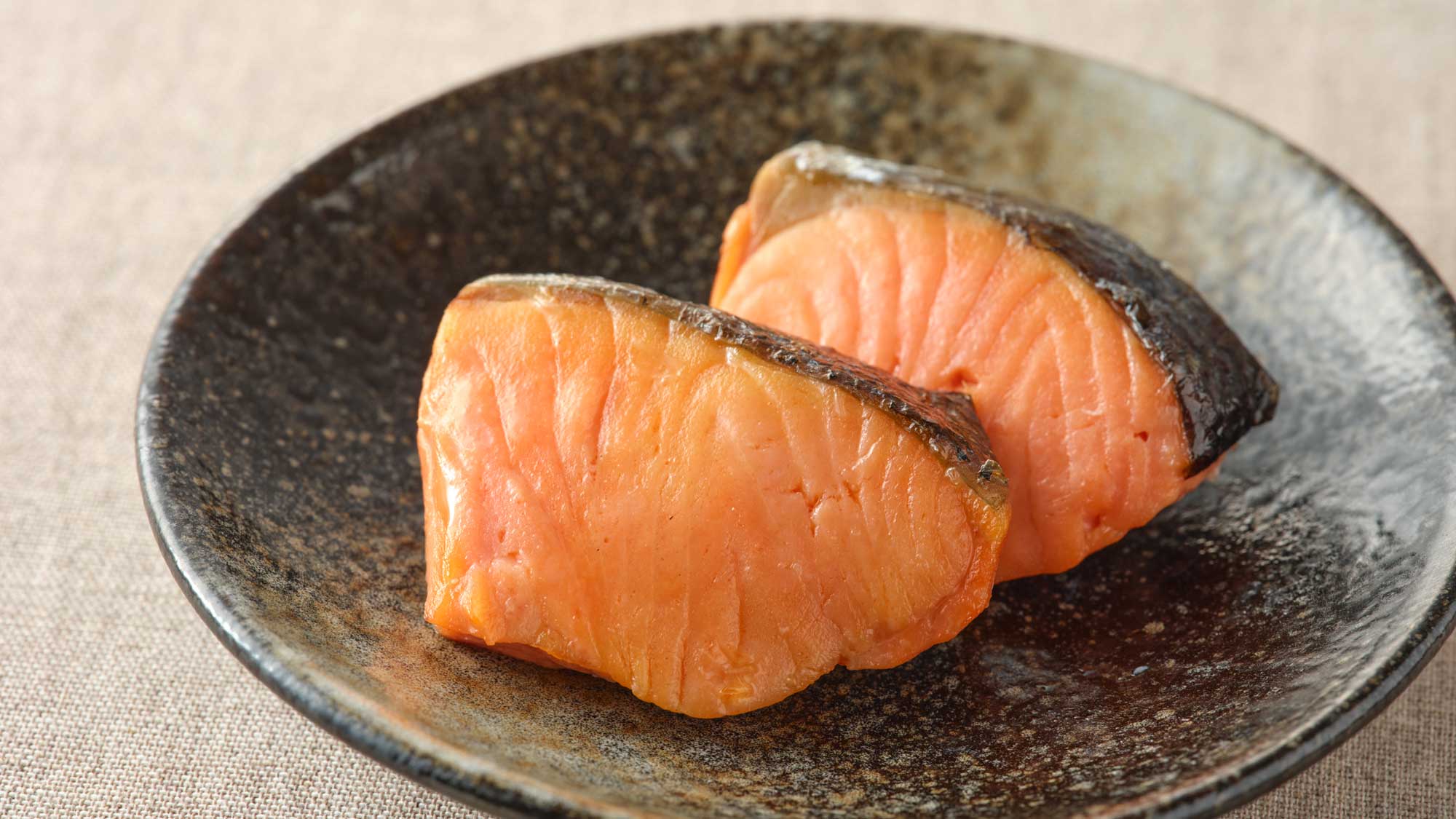 【ご朝食】焼き鮭：人気の逸品！中はふっくらおいしさ抜群です♪