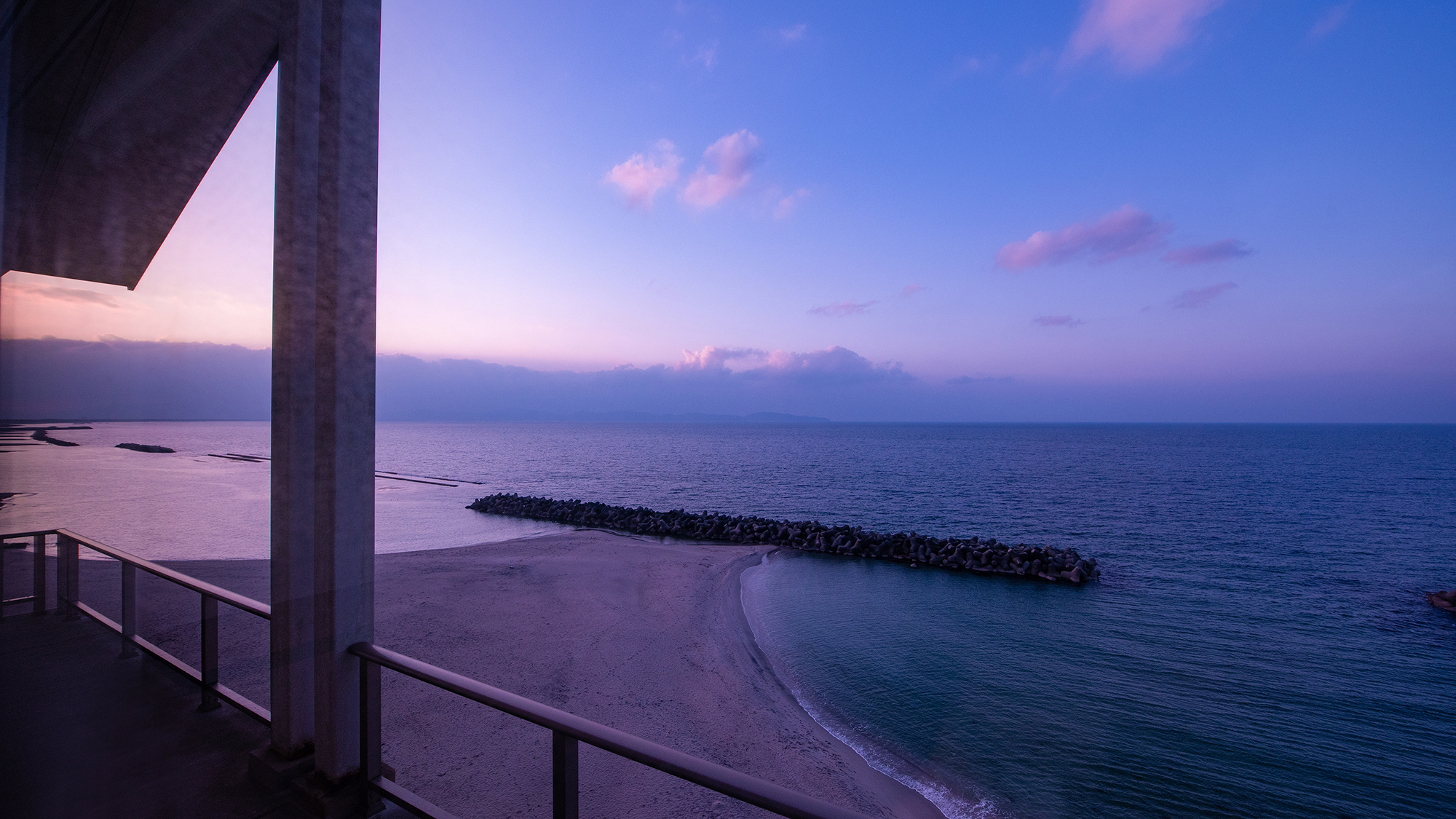 *【西館角部屋ダブル（夕暮れ）】時間によって変わる海の景色をお楽しみください