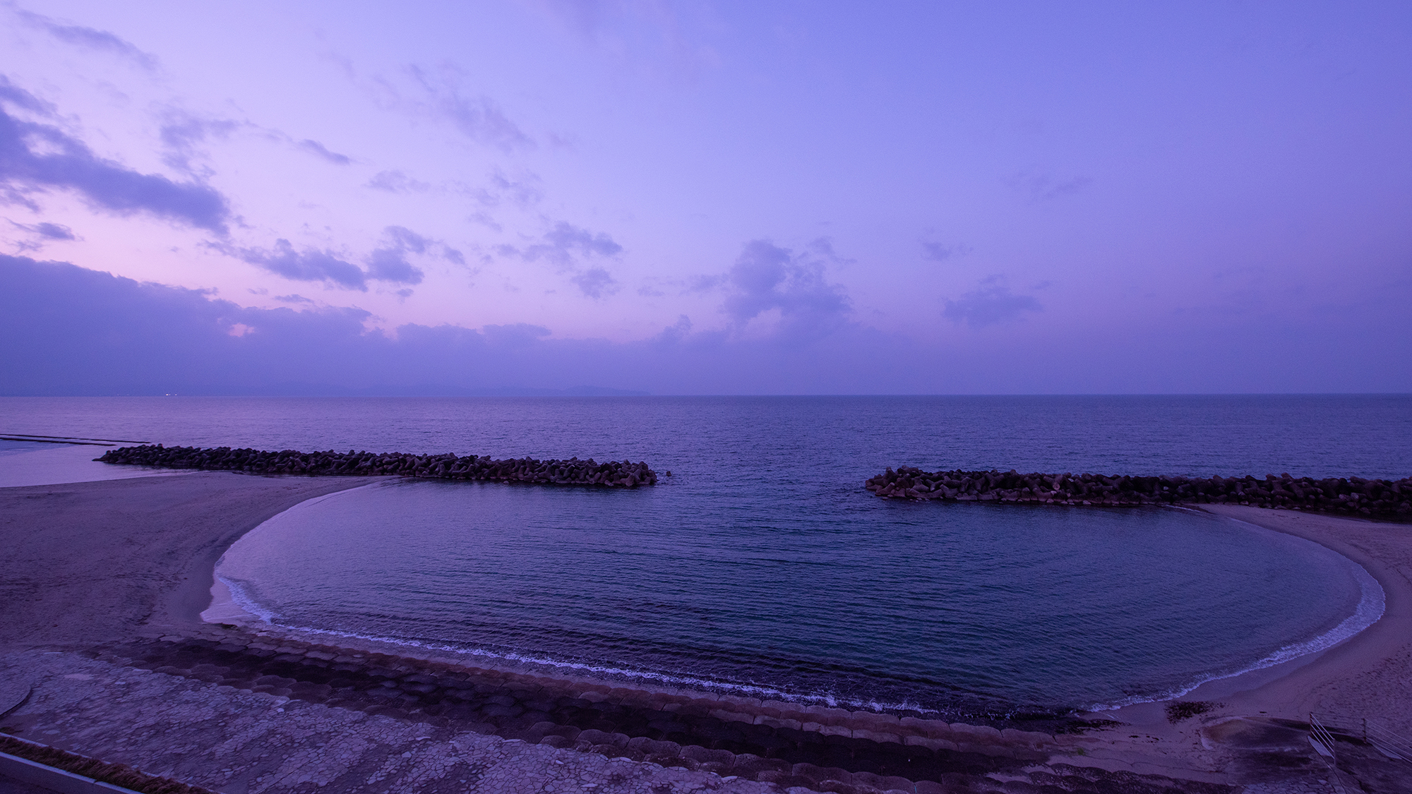 *【東館ツイン（夕暮れ）】時間によって変わる海の景色をお楽しみください