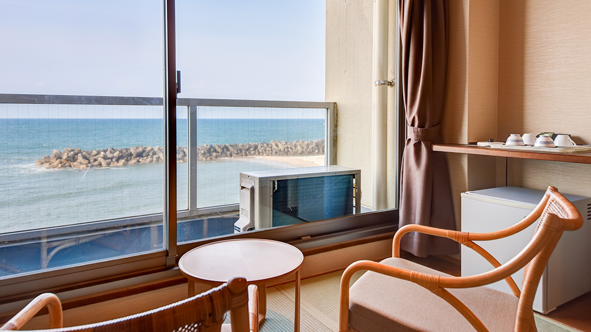*【東館】和室7.5畳：お部屋からは素敵な海の景色をご覧いただけます。