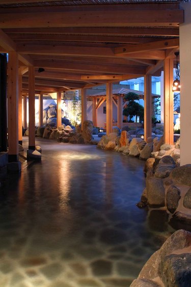 Pemandian terbuka [Yugawara Onsen] Bak mandi besar diisi dengan mata air panas terkenal "Yugawara Onsen" yang juga dinyanyikan di "Manyoshu" itu.