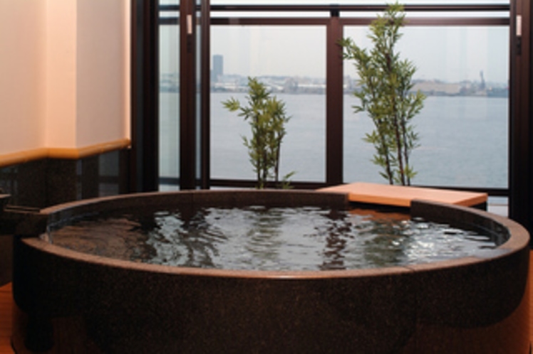 【家族風呂】（湯河原温泉）横浜港に面した貸切風呂。大きな窓を開ければ、半露天感覚です！