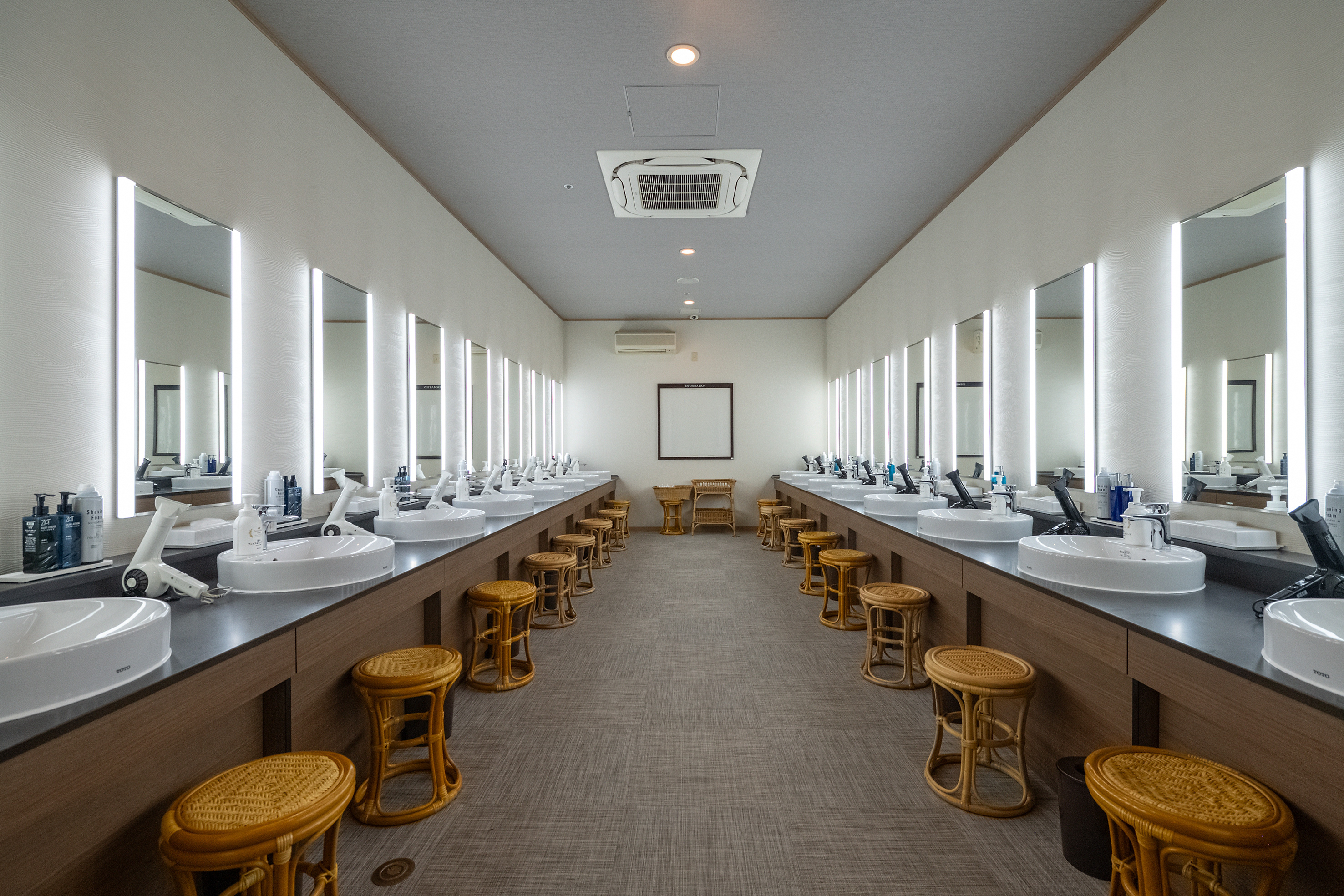 男性パウダールーム