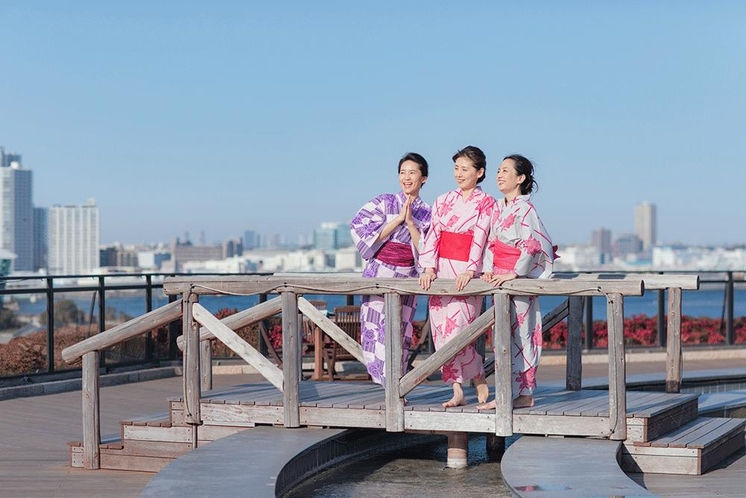 【昼の展望足湯庭園】足湯につかりながら、横浜港の景色をお楽しみください。