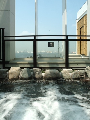【大浴場 露天風呂】横浜港に面した開放的なジェット付きの寝湯