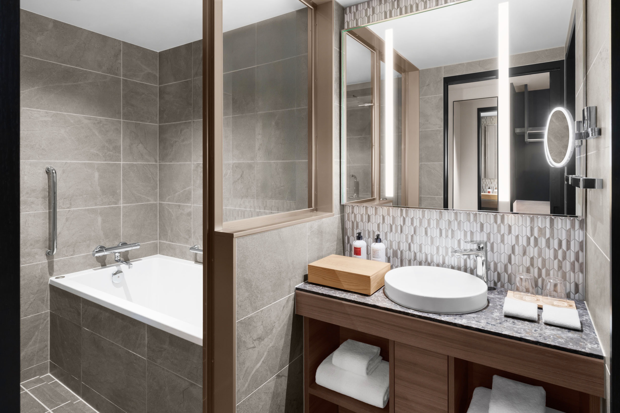 水スイート クラブラウンジアクセス バスルーム