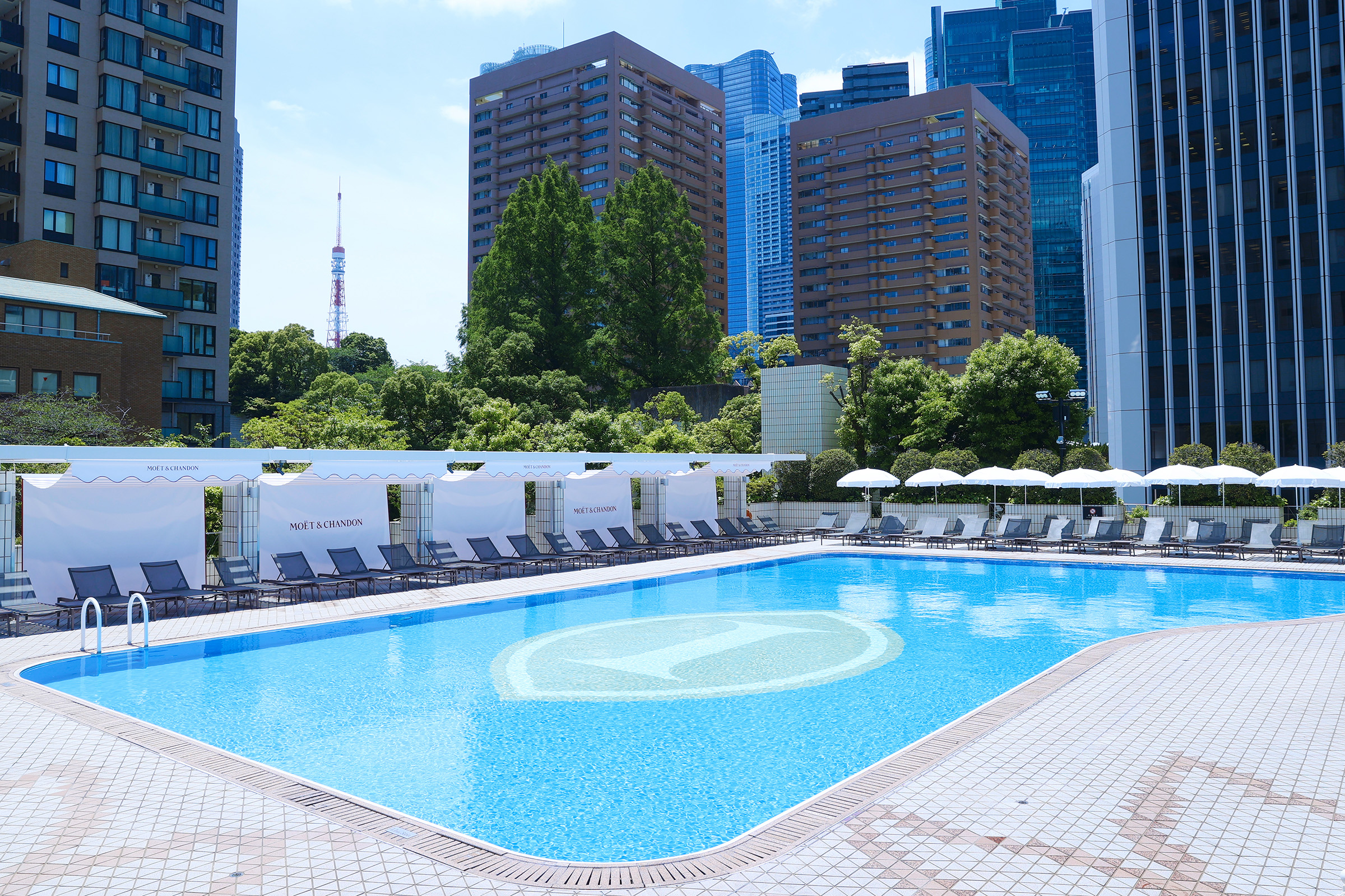 ご宿泊のお客様は2025年10月31日まで無料でご利用いただけます。都会の喧騒を離れ、緑豊かなアークヒルズに佇むガーデンプール「サマーエスケープ」が、今年の夏も期間限定でオープン！