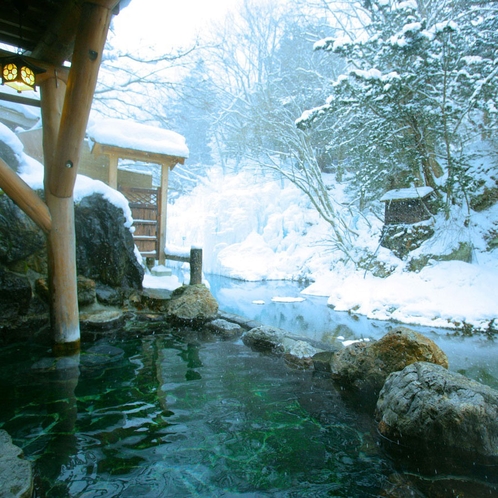 雪見露天風呂は湯西川と一体の源泉かけ流し温泉。