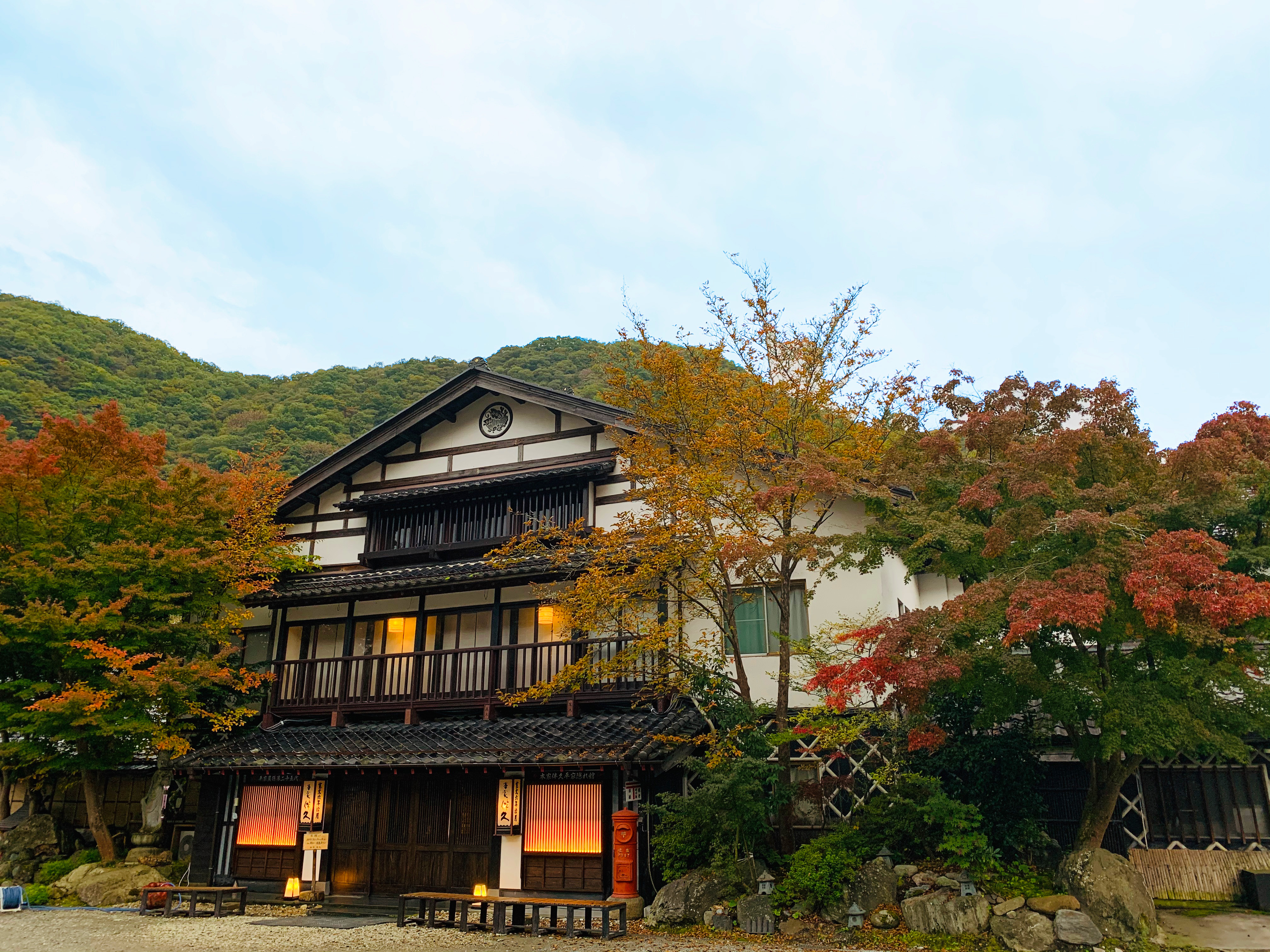 紅葉に染まる正面外観