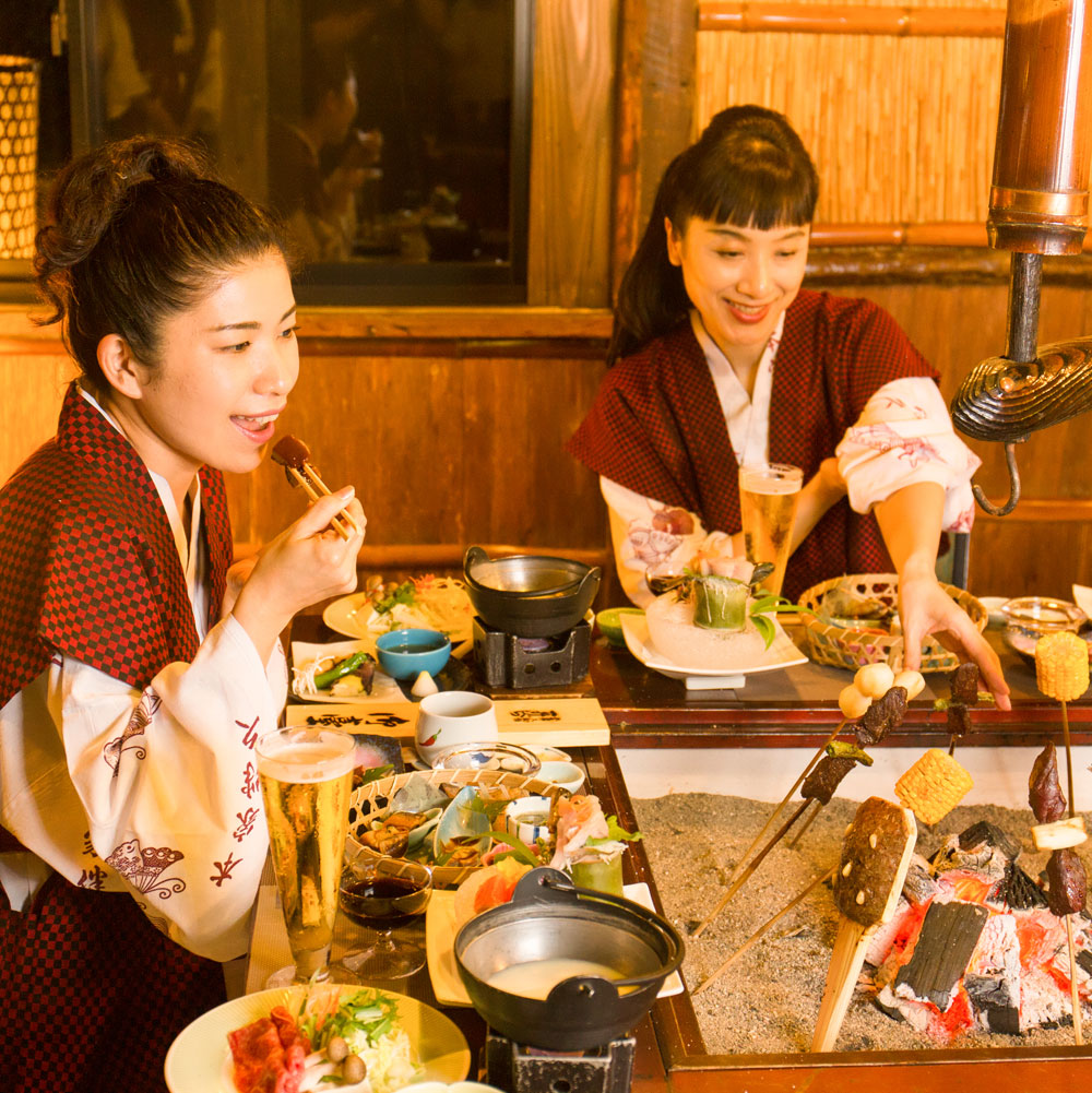 平家隠れ館にて、囲炉裏会席料理。