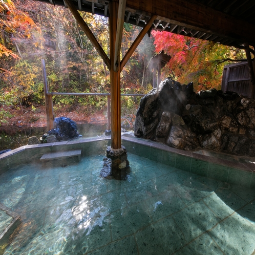 紅葉の深山清流沿い　源泉かけ流し美肌温泉女性露天風呂