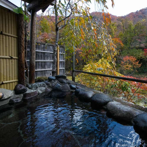 紅葉の深山清流沿い　源泉かけ流し貸切露天風呂