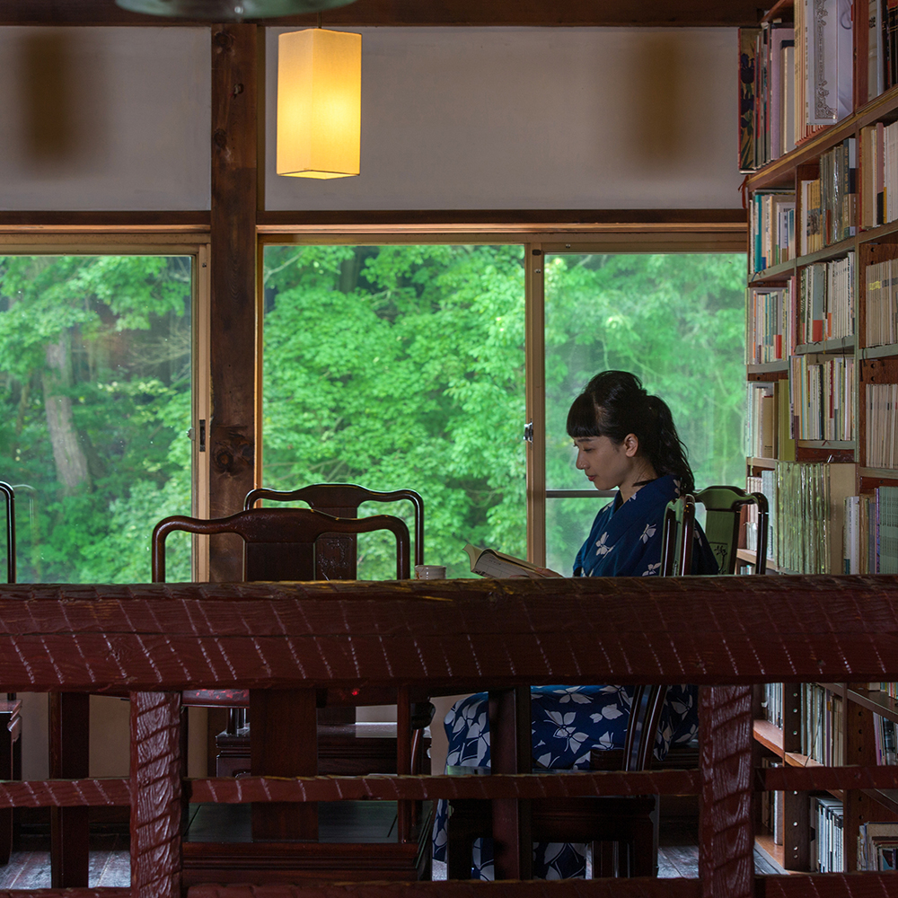 女将の蔵書数千冊を自由にお読みいただける館内ライブラリー　