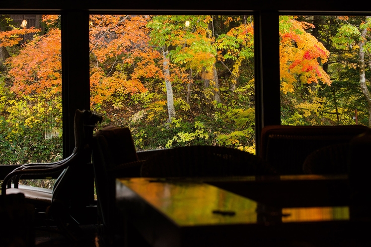 紅葉に包まれるロビー