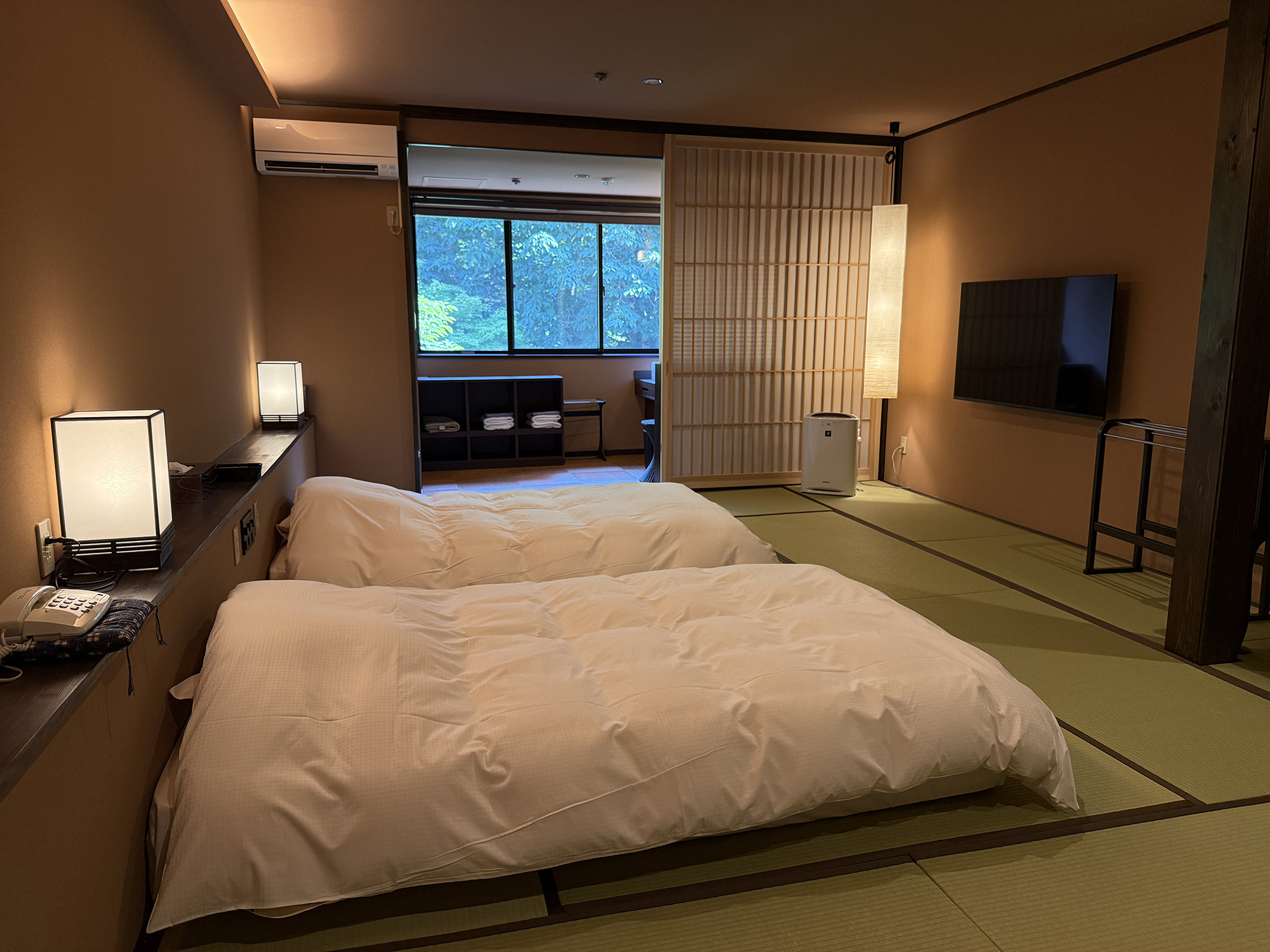 半露天風呂付和モダンスイート客室のベットルームの一例