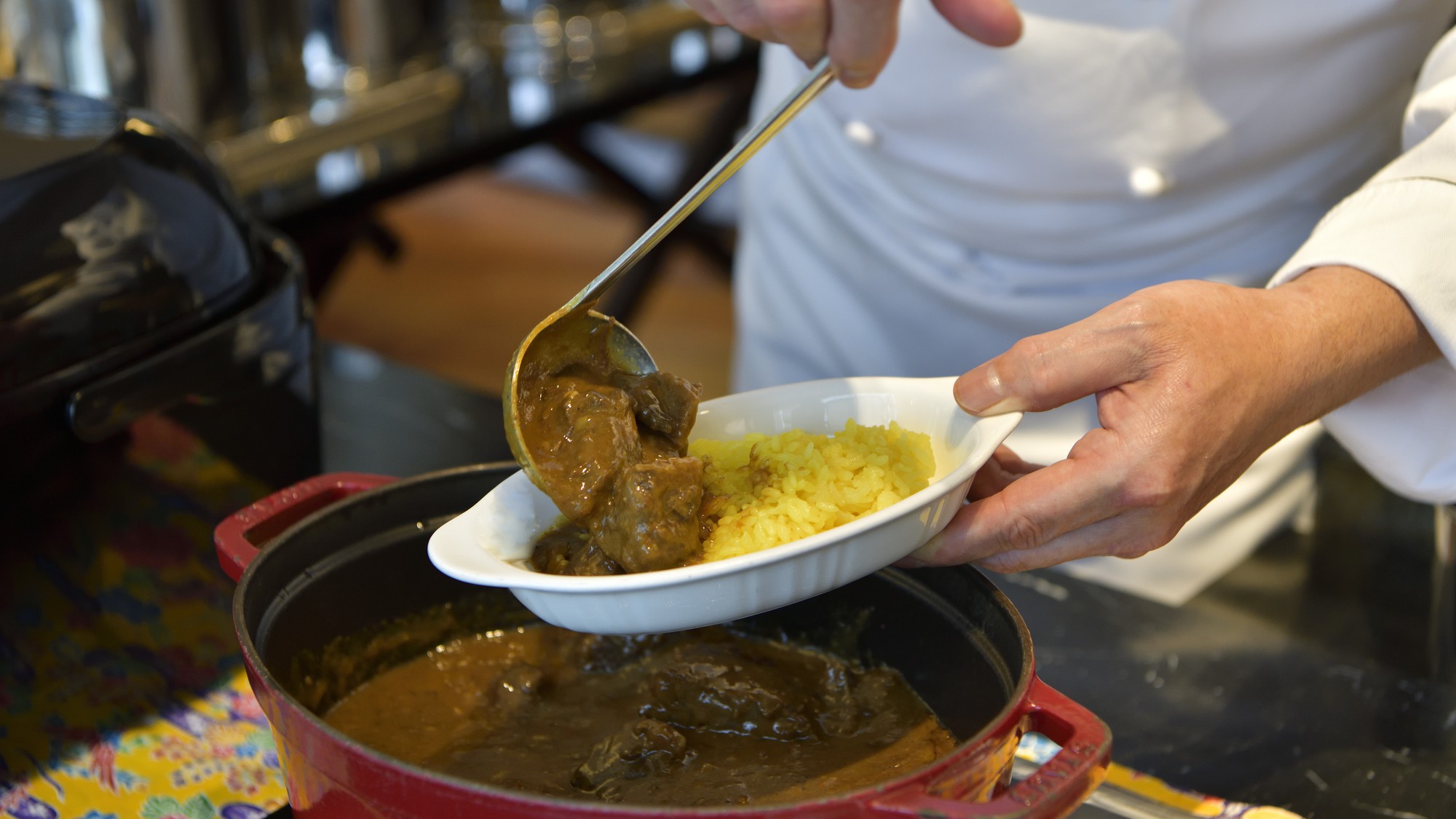 シェフがその場で仕上がる「ゴロッと！もとぶ牛のカレー」