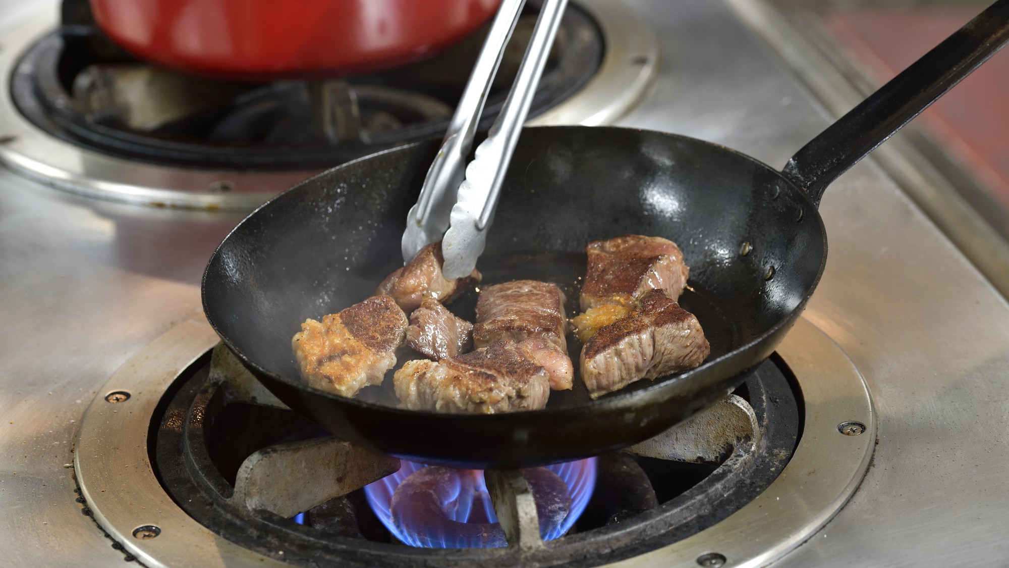 「ゴロッと！もとぶ牛のカレー」のもとぶ牛をソテー