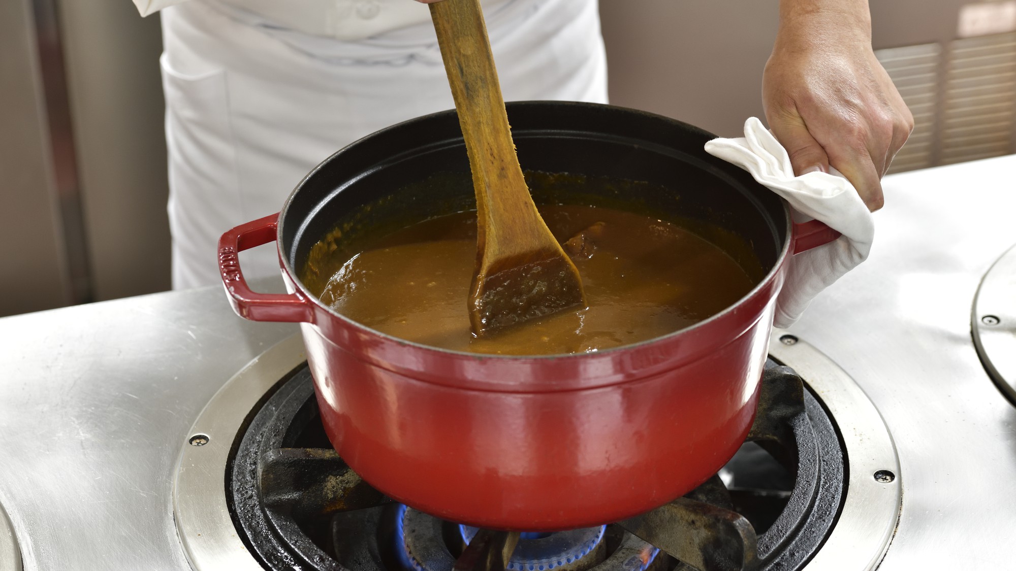 「ゴロッと！もとぶ牛のカレー」煮込み中