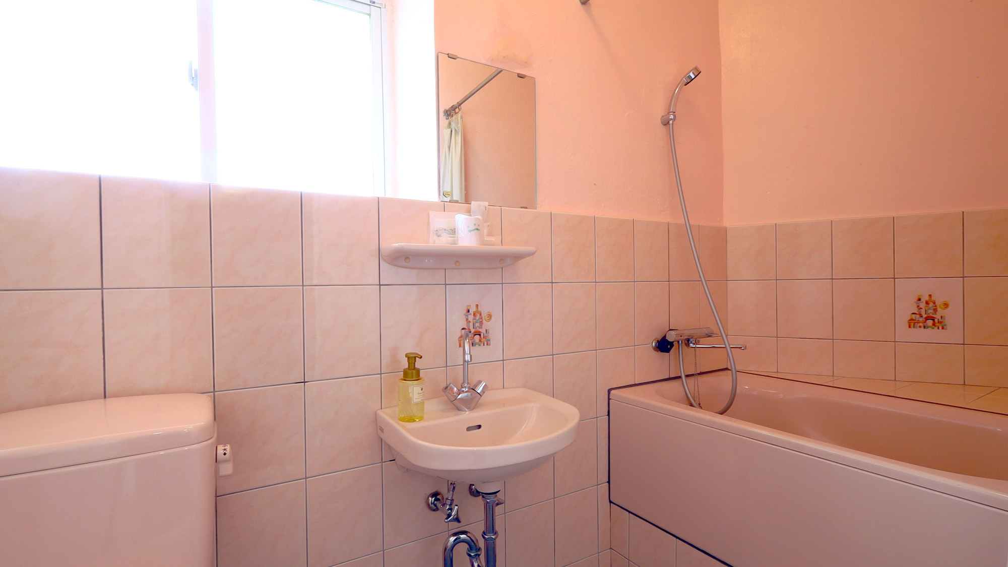 【GuestRoom】全室ユニットバスではないので窮屈さはありません