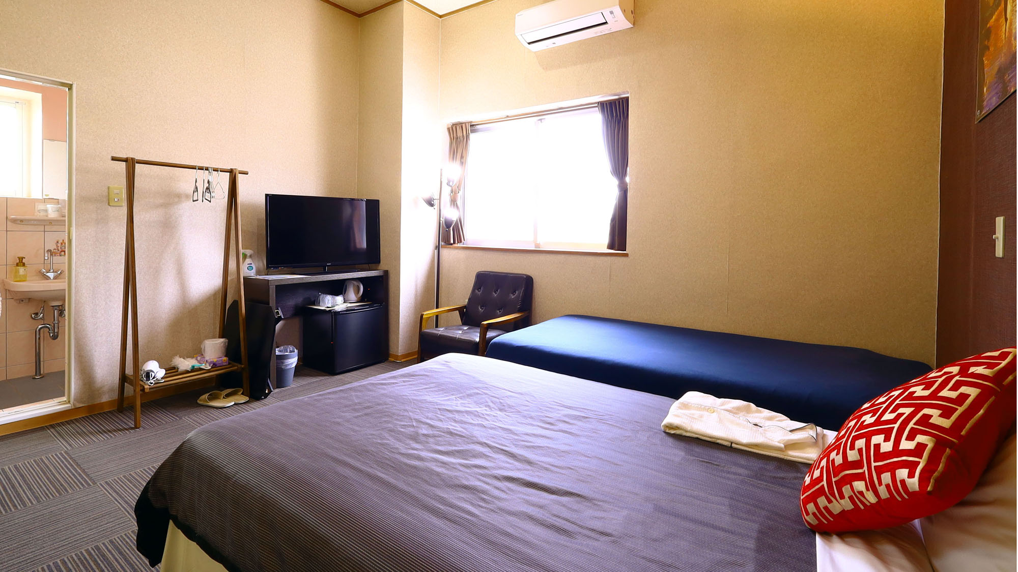 【喫煙可ルーム】天井が高くゆとりのある広さ