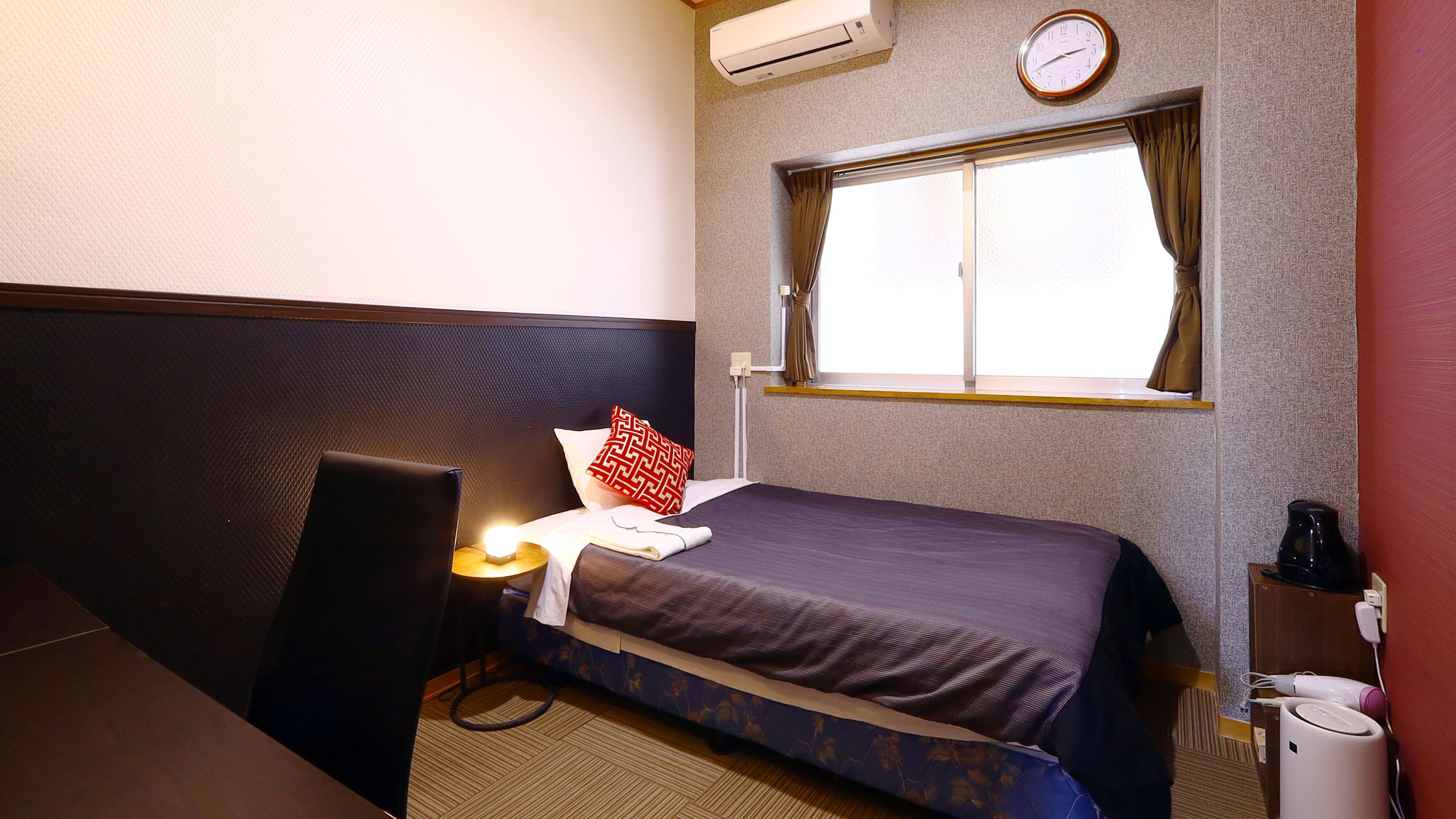 【喫煙可ルーム】202号室はシックなデザインで男性好み