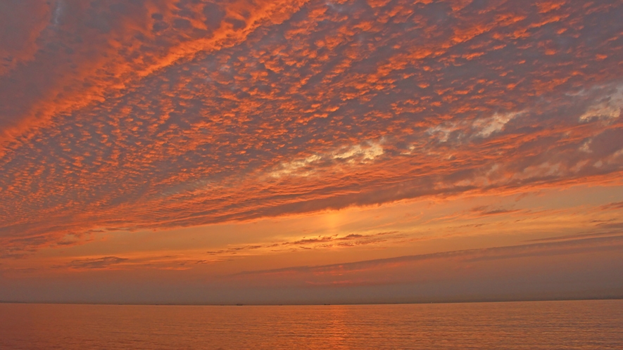 *【夕日】海に沈む夕日を当館のお部屋からご覧下さい。  