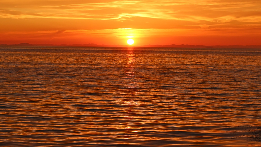 *【夕日】海に沈む夕日を当館のお部屋からご覧下さい。  